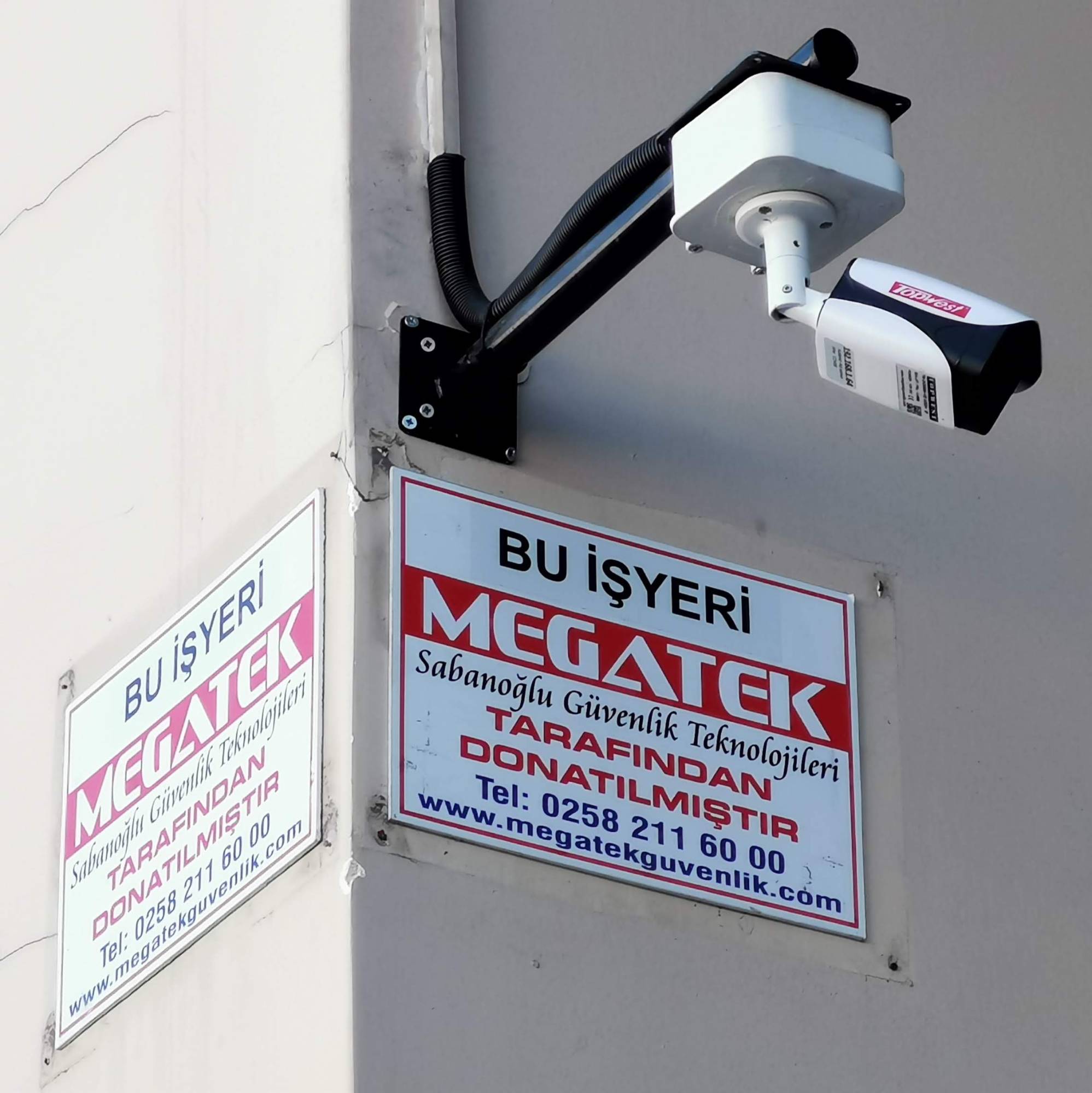 Megatek Güvenlik tarafından donatılmış bir işyerinde tabela ve kamera kurulumu