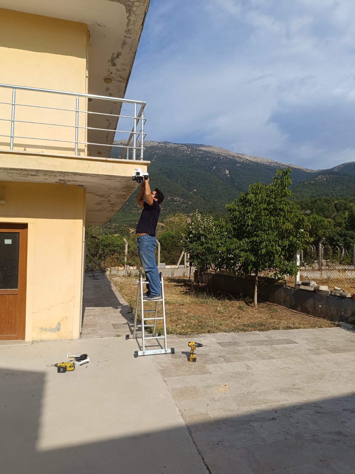 Megatek Güvenlik teknisyeni Denizli'de solar kamera kurulumu yapıyor