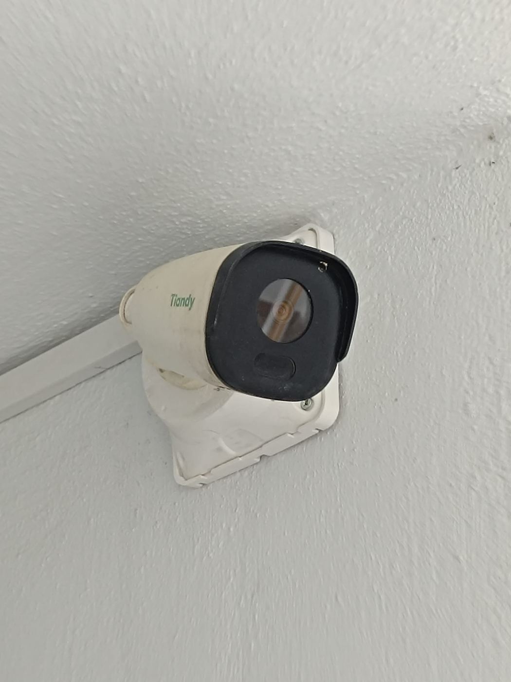 Megatek Güvenlik teknisyeni fabrika çatısında yüksek direğe kamera montajı yapıyor, Denizli OSB